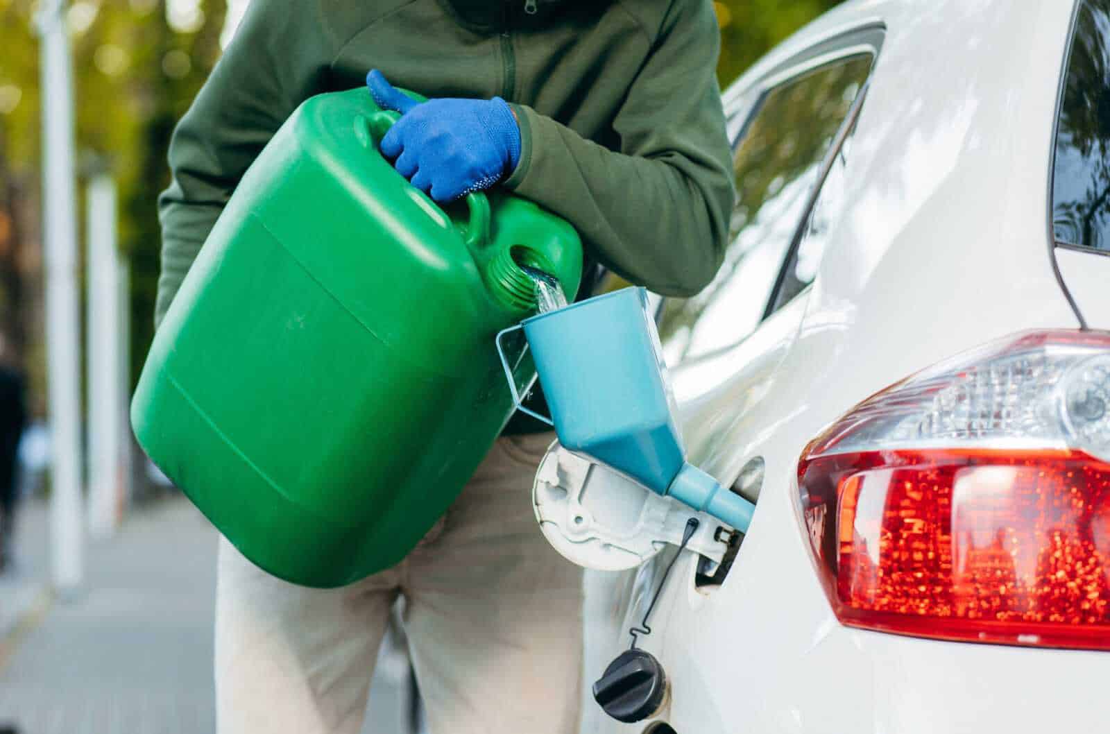 Container verde per prodotti chimici e attrezzi di pulizia, utilizzo durante il rifornimento di prodotti per la cura dell'auto, attenzione alla sicurezza e all'ambiente, immagini di manutenzione auto, eco-sostenibilità.