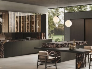 Elegante cucina moderna con isola in marmo nero e arredi minimalisti, grande finestra con vista su giardino, illuminazione sospesa, ambiente raffinato e funzionale per una casa di design.
