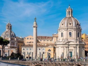 Colonna di Marco Aurelio e chiesa barocca a Roma, monumento storico e architettura italiana, centro storico, turismo culturale, Patrimonio dell'umanità, città eterna.
