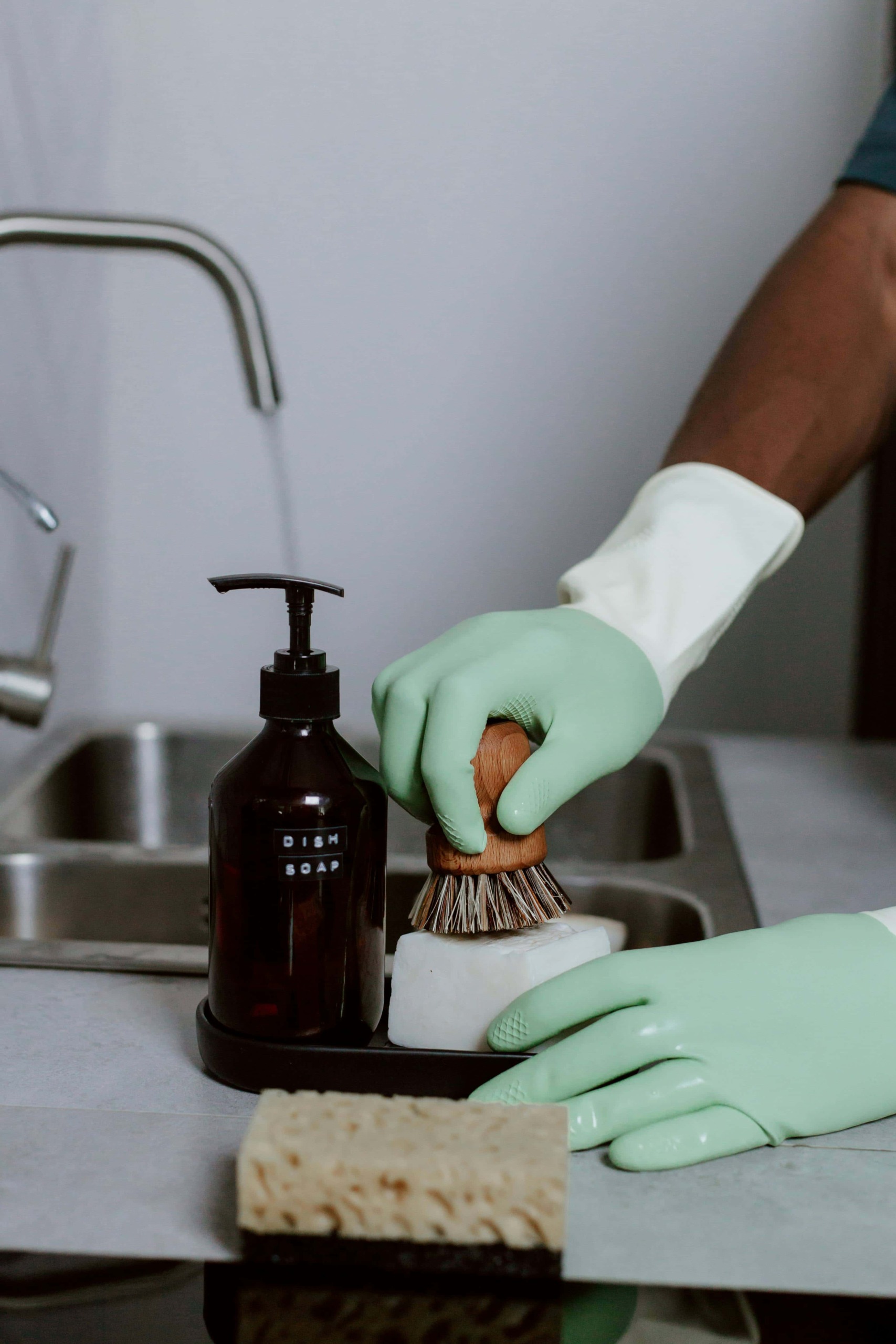 Pulizia e igiene delle stoviglie, detergenti eco-friendly e spugne naturali