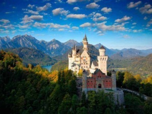 Castello delle Fiabe in Baviera, tra montagne e foreste autunnali, simbolo di fiaba e avventura in Germania.