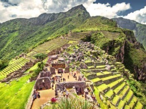 Vestigia Inca a Machu Picchu, sito archeologico in Perù, tra montagne verdi e terrazze agricole. Destinazione turistica famosa per storia, panorami mozzafiato e architettura antica.