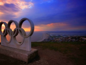 Olimpiadi di Tokyo 2020, simboli olimpici, panorama al tramonto, scultura del logo olimpico, vista sulla spiaggia, atleti e sport, atmosfere sportive e naturalistiche.
