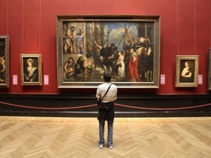 Vaso di un dipinto di un museo d'arte con visitatore davanti, esposizione di opere classiche, quadro storico e artistico.
