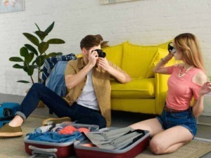 Fotografo in vacanza con ragazza, viaggio, valigia aperta, foto, foto ricordo, lifestyle, amici, spezzoni di viaggio, esperienze, amici, abbigliamento casual, foto in estate.