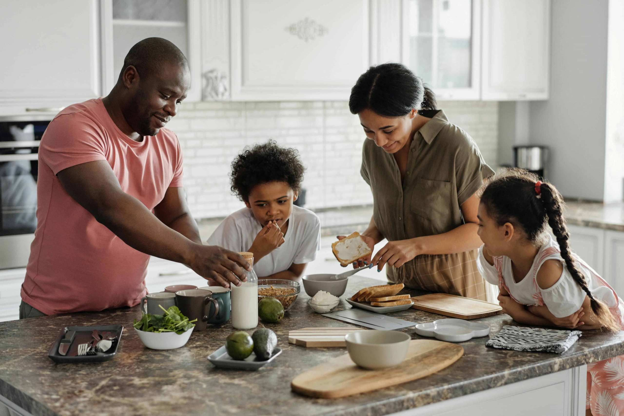 Brunch e atmosfera di festa a Londra per il Capodanno, attività quotidiana, cibo sano e armonia in famiglia.