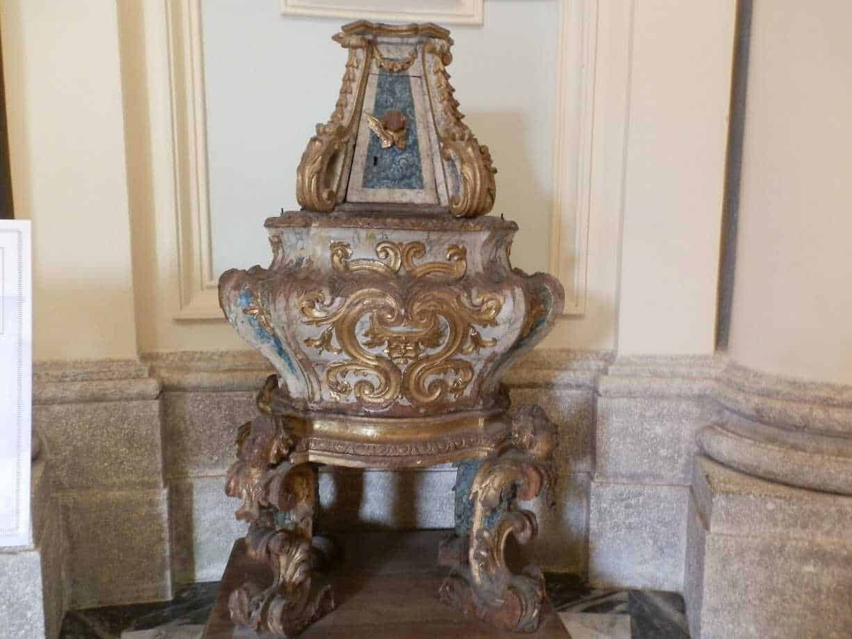 Interno della basilica di Santa Cristina con affreschi