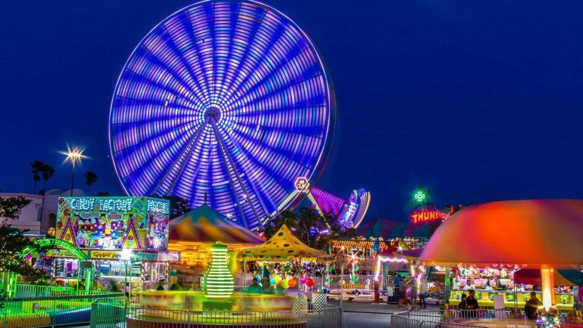 Ruota panoramica luminosa a parco divertimenti di notte, attrazione principale con luci colorate e atmosfera vivace, perfetta per intrattenimento e foto serali.