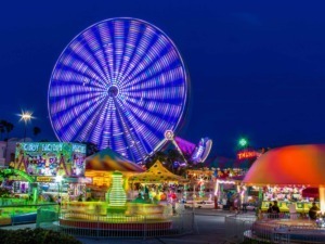 Ruota panoramica luminosa a parco divertimenti di notte, attrazione principale con luci colorate e atmosfera vivace, perfetta per intrattenimento e foto serali.