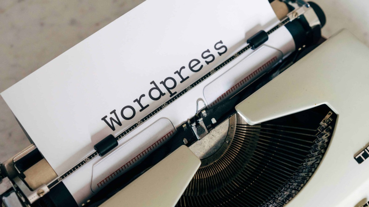 Appunti sul Blog, Scrittura, Blog e strumenti digitali, immagine di una macchina da scrivere con un foglio con scritto "Wordpress", ideale per articoli su blogging e tecnologia digitale.