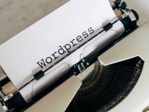 Appunti sul Blog, Scrittura, Blog e strumenti digitali, immagine di una macchina da scrivere con un foglio con scritto "Wordpress", ideale per articoli su blogging e tecnologia digitale.