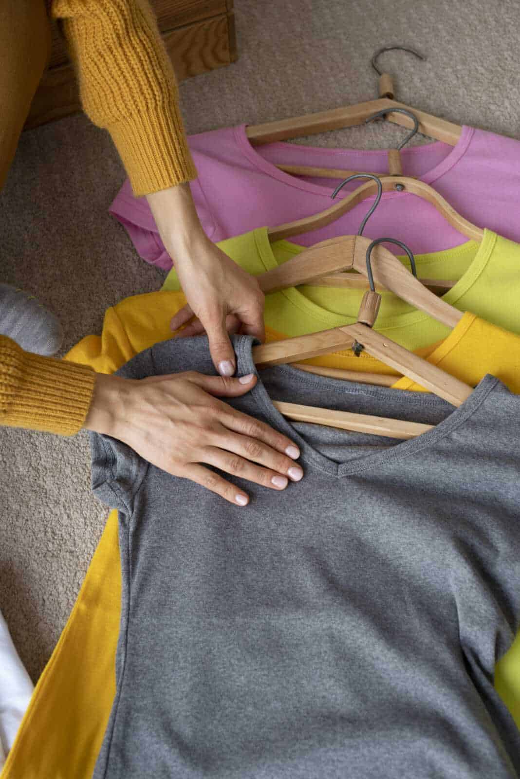 Abbigliamento estivo con diversi tessuti per la protezione dal sole