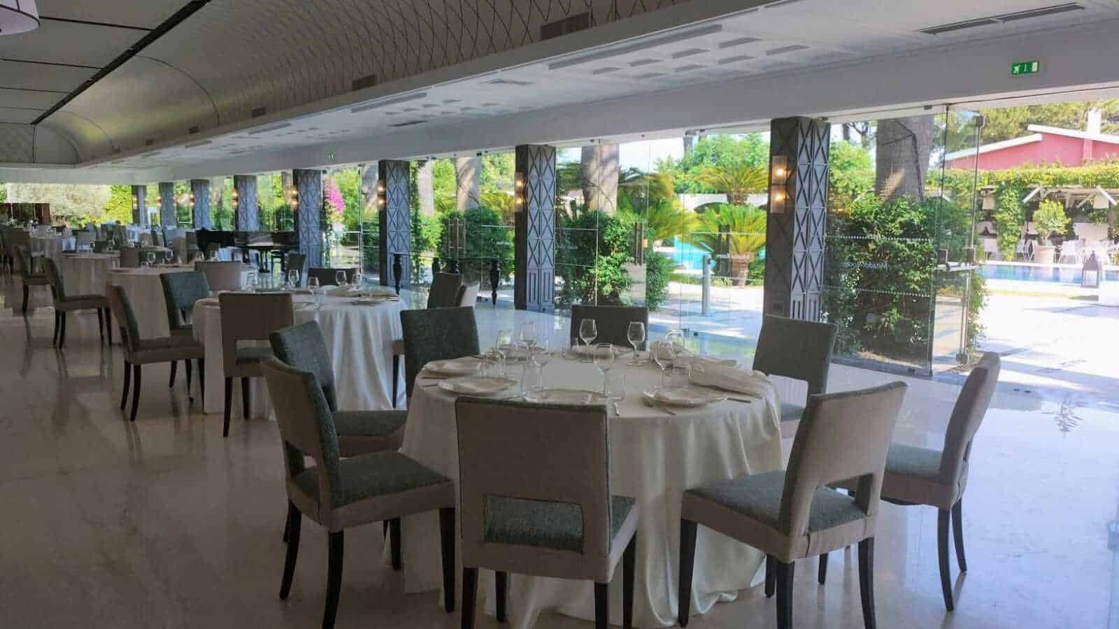  ristorante elegante con tavoli apparecchiati