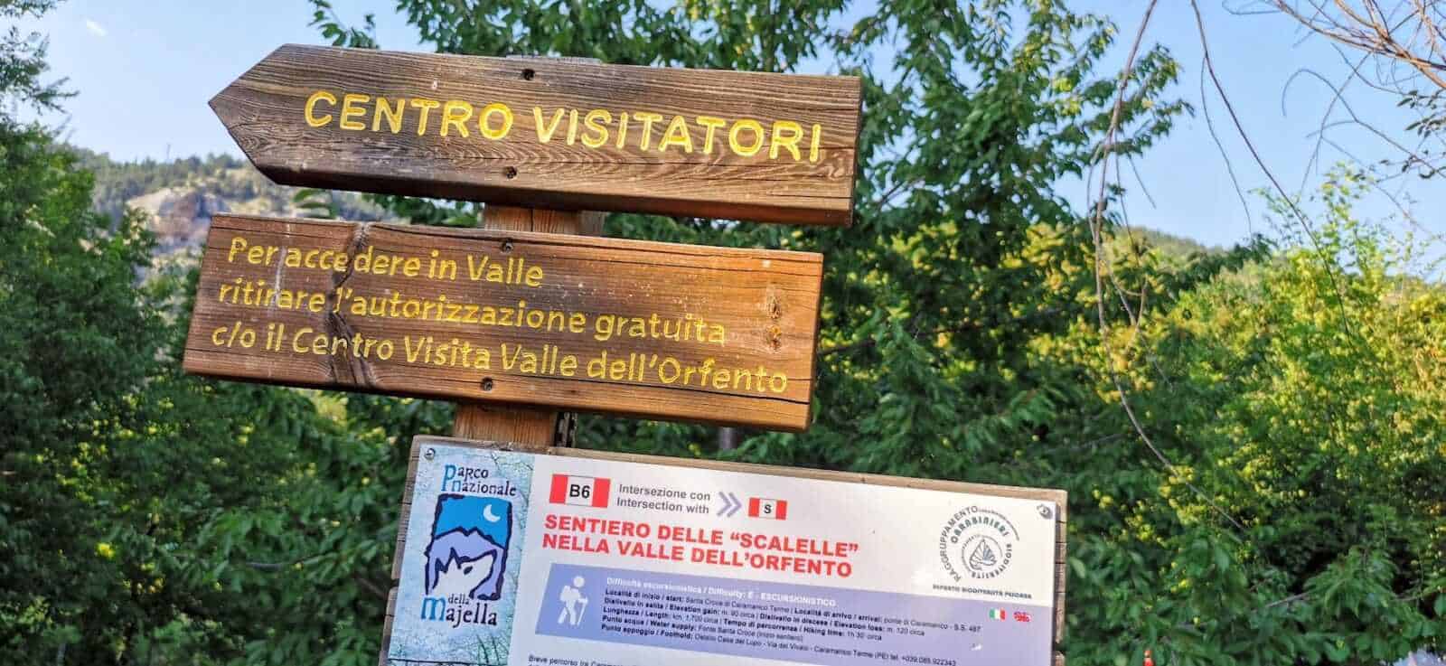Parco Nazionale della Majella, 12 attrazioni in Abruzzo 6 Passaggiere in Valle, cartelli segnaletici per il Centro Visitatore e il sentiero delle Scalelle nel Parco Nazionale della Majella, vicino all'Orfento, Italia.