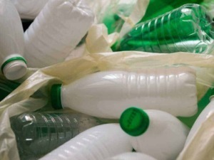 Bombole di plastica riciclabile per la raccolta differenziata dei rifiuti prodotti dall'uomo.