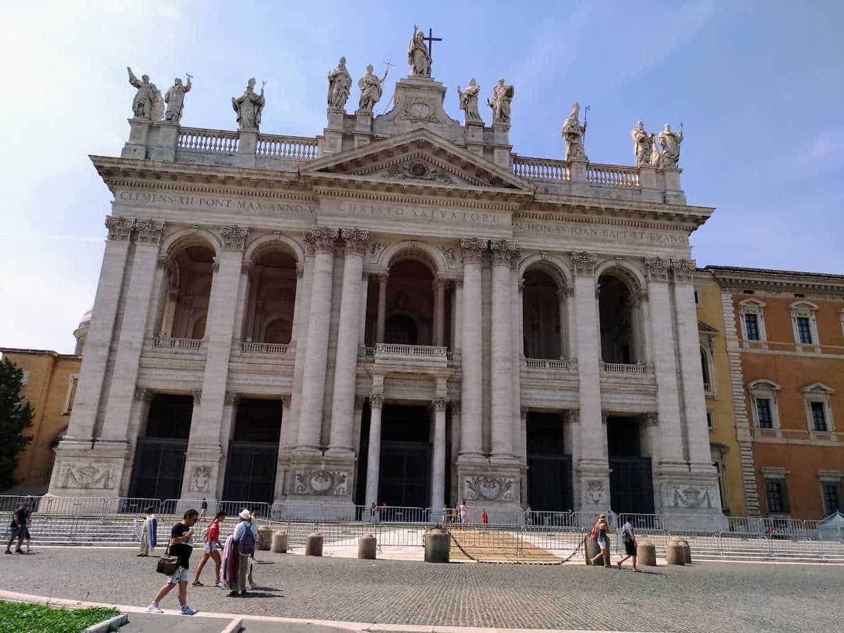 Majestosa facciata della chiesa di San Giuseppe in Italia, con dettagli architettonici barocchi e statue storiche sulla sommità. Facile da raggiungere e ideale per visitatori e appassionati di architettura storica.