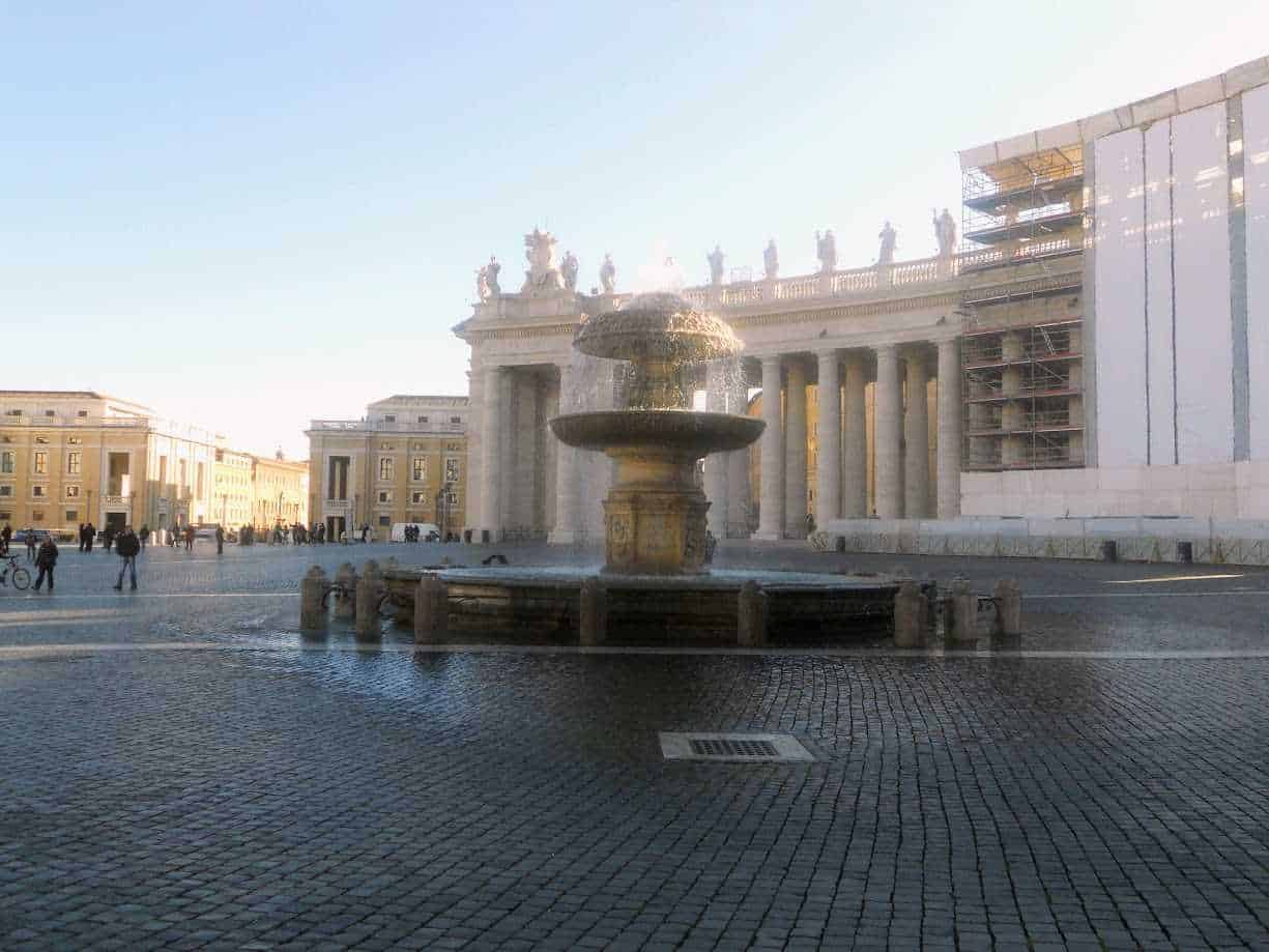 Fontana storica in Piazza San Pietro con basilica e colonne antiche, simbolo di Roma, Italia. Fontana ornamentale collocata nelle piazze italiane con dettagli architettonici classici e monumentali.