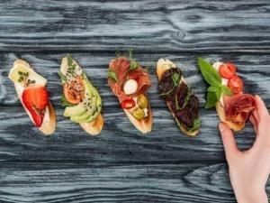 Deliziose bruschette con ingredienti freschi e variegati, perfette per aperitivi e antipasti, ideali per chi cerca ricette semplici e sfiziose da preparare a casa.