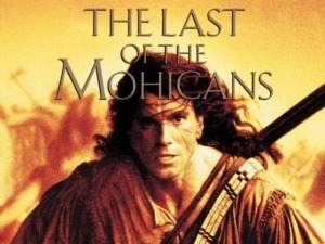 Spartaco guerriero romano in film storico con background di battaglia e fuoco, raffigurante l'epopea del film "The Last of the Mohicans".