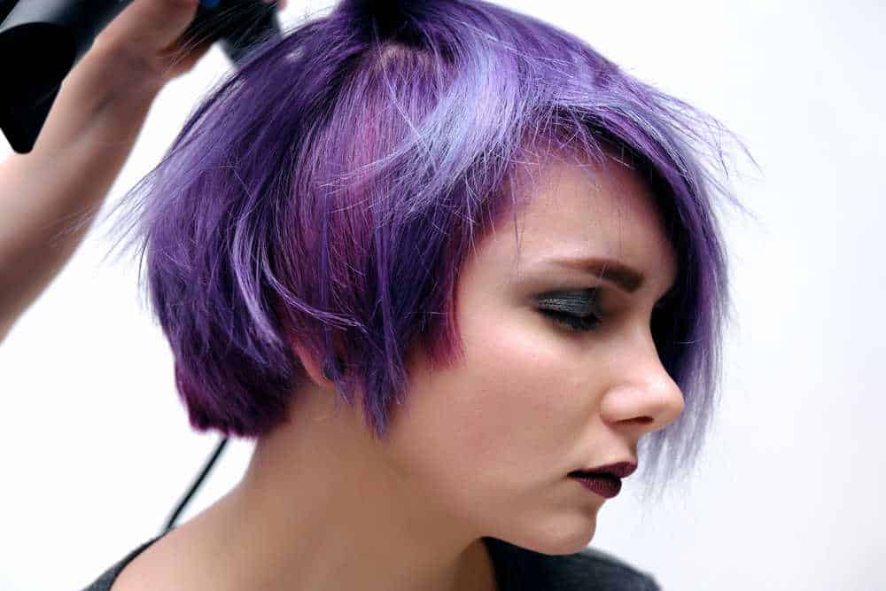 Capelli corti con colore viola e sfumature di rosa, stile moderno e audace, perfetti per look unici e di tendenza. Ideale per chi ama esprimere creatività e personalità tramite l'acconciatura.