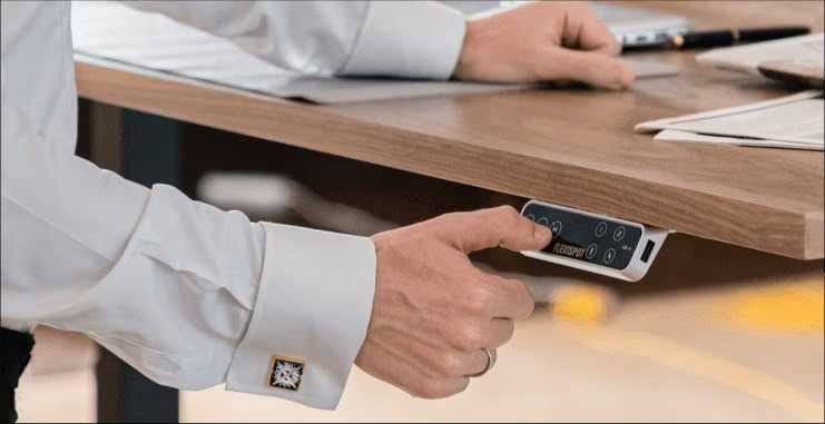 Azienda moderna con smartphone e documenti in ufficio, lavoro aziendale, tecnologia e comunicazione digitale, ambiente di ufficio professionale, strumenti di lavoro digitali, efficienza e connettività.