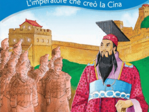 Qin Shi Huang, imperatore che creò la Cina, raffigurato in abbigliamento tradizionale con la Grande Muraglia cinese sullo sfondo, accompagnato da statue di guerrieri in terracotta.