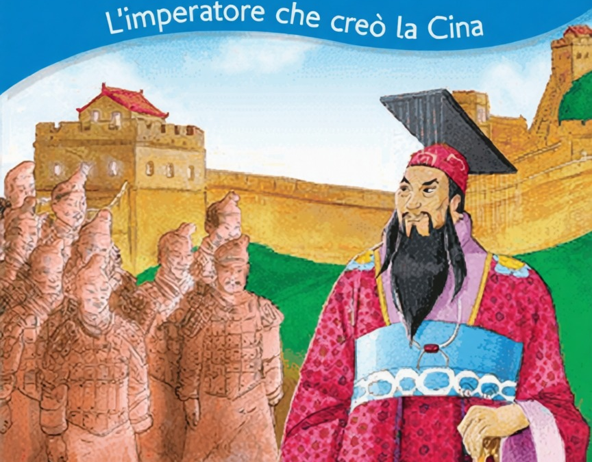 Qin Shi Huang, imperatore che creò la Cina, raffigurato in abbigliamento tradizionale con la Grande Muraglia cinese sullo sfondo, accompagnato da statue di guerrieri in terracotta.