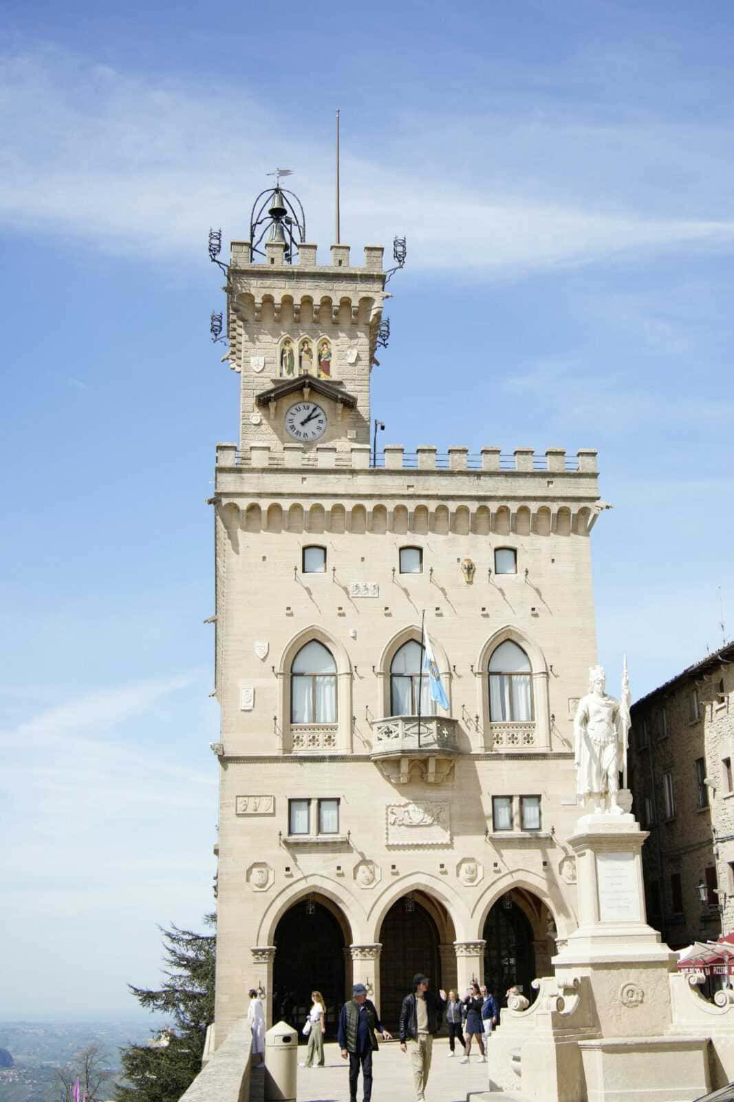 San Marino weekend estivo montagna 4 Majestic torre civica con orologio storico e statua in piazza, simbolo storico e architettonico di una città italiana, visitabile dai turisti, con elegante stile medievale e panorami suggestivi.