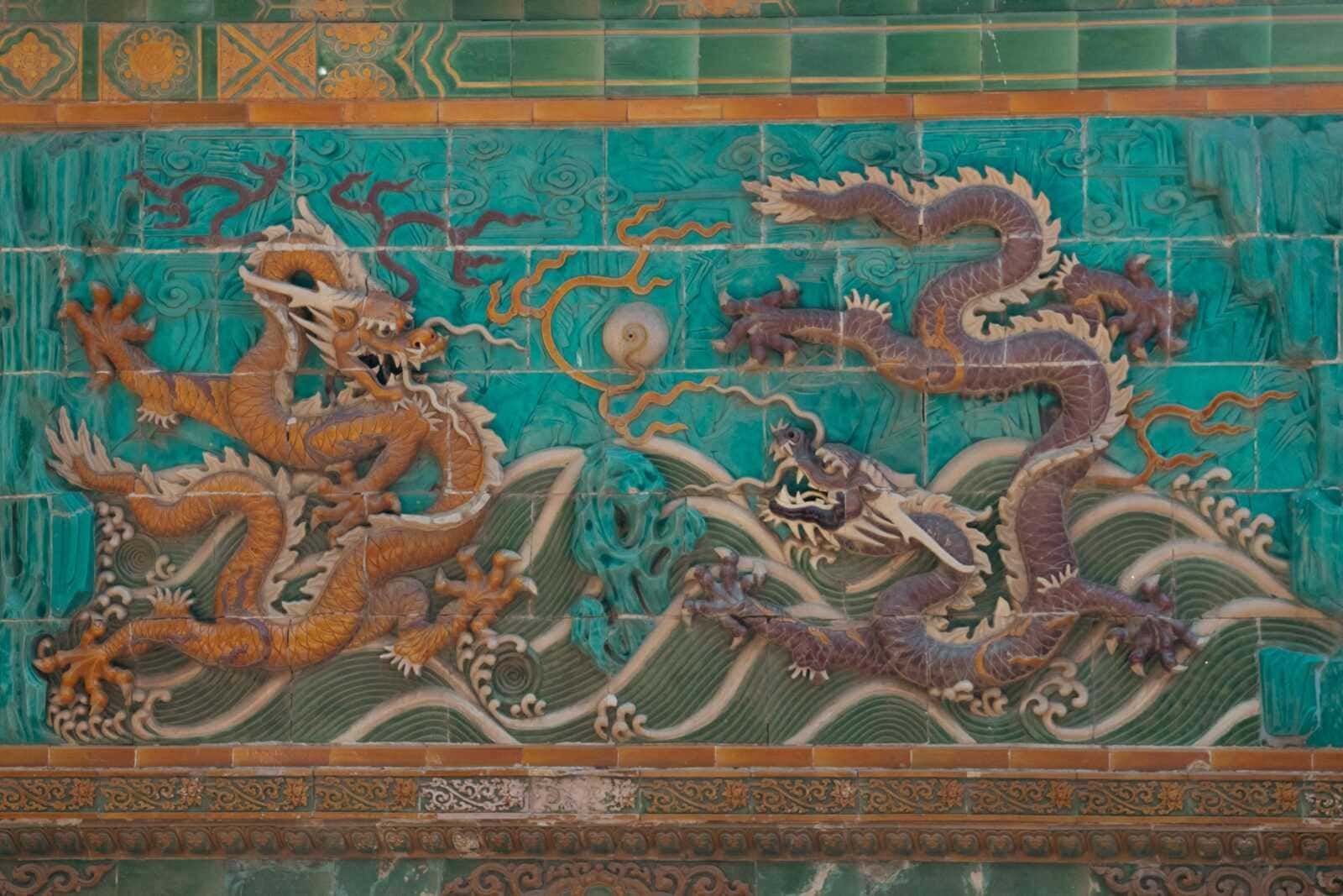 Qin Shi Huang l'imperatore che creò la Cina, libro 4 Dragon ballata in ceramica con dettagli artistici di draghi e paesaggi su parete decorativa.