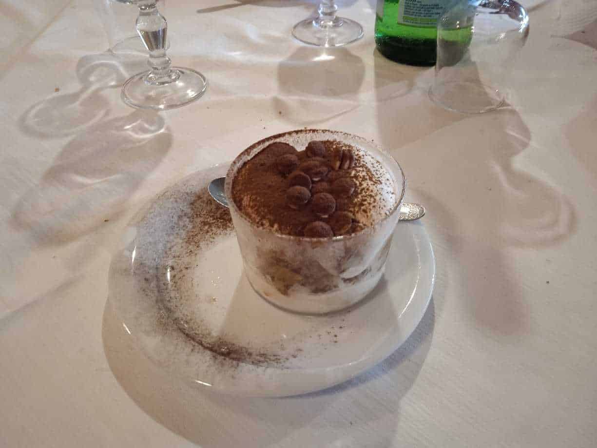 Delizioso tiramisù con cacao e nocciole
