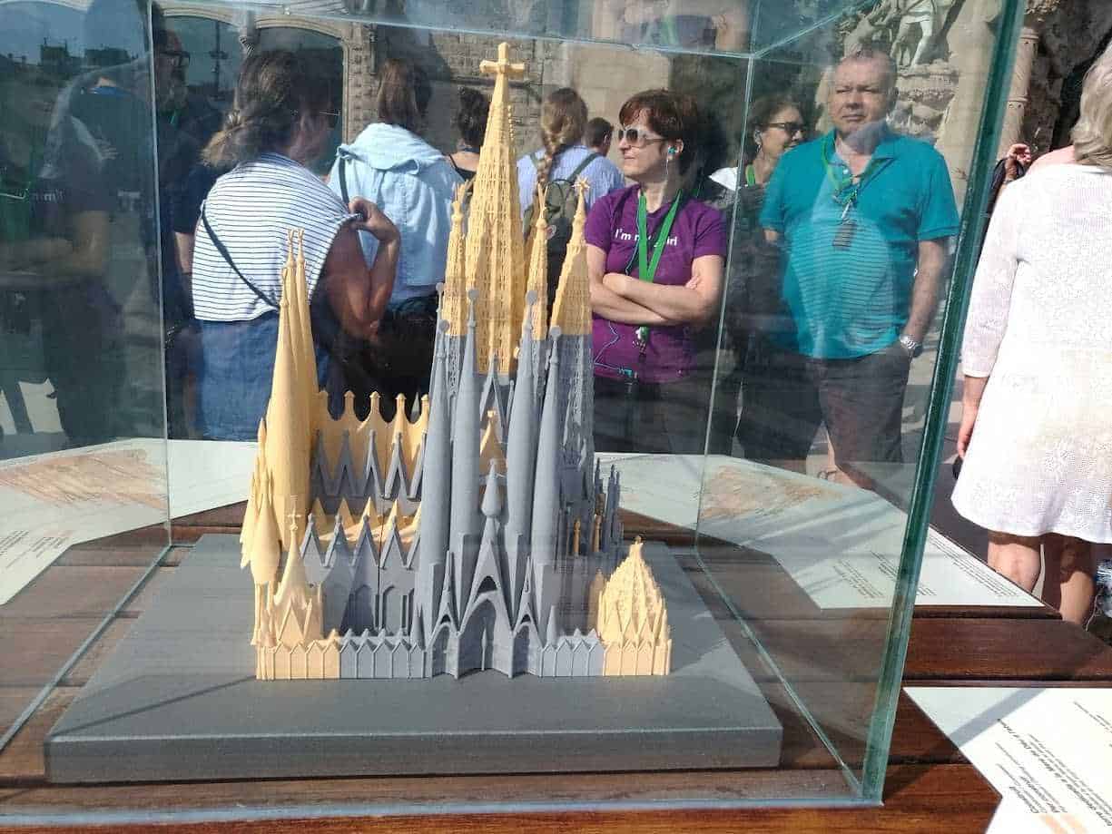 Sagrada Familia: Biglietti e Tour Guidato. Miniatura della cattedrale di Barcellona, modello in scala esposto in una teca di vetro