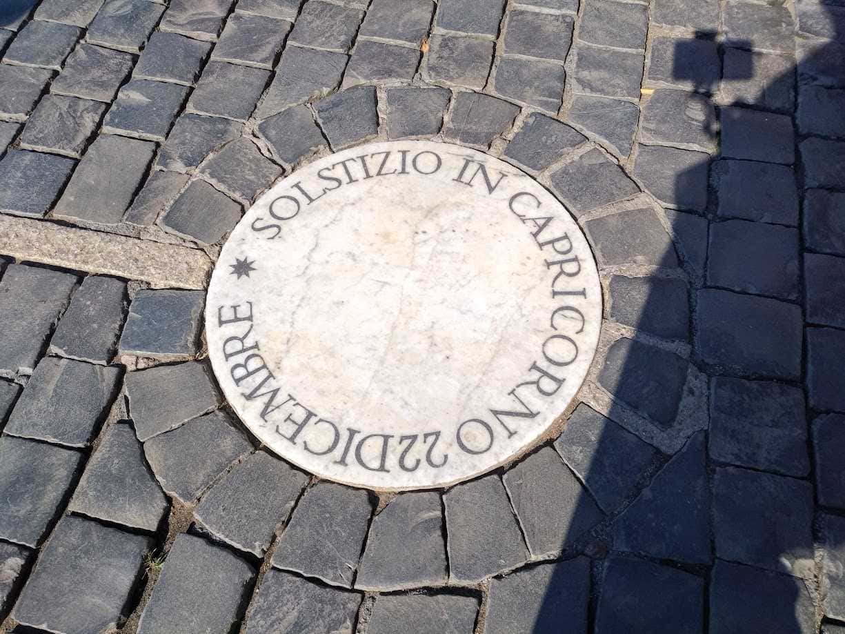 Solстizio zona archeologica pietra strada antica patrimonio cultura italiana
