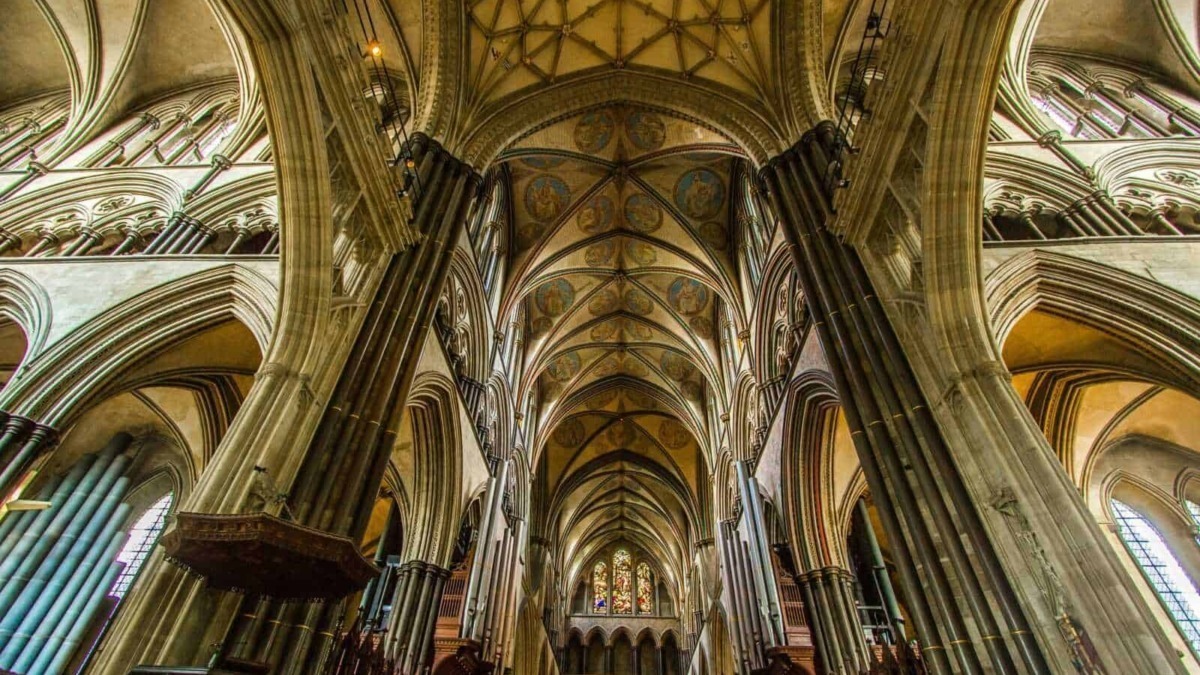 Cattedrale gotica con dettagli architettonici intricati, archi a volta e vetrate colorate, esempio di arte e storia religiosa europea.