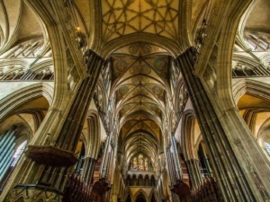 Cattedrale gotica con dettagli architettonici intricati, archi a volta e vetrate colorate, esempio di arte e storia religiosa europea.