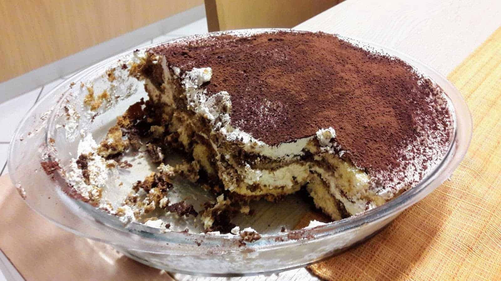 Delizioso tiramisù fatto in casa con mascarpone, caffè e cacao, perfetto dessert italiano tradizionale. Ricetta semplice e gustosa, ideale per ogni occasione speciale.
