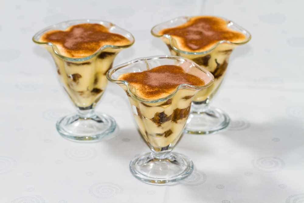 Delizosi bicchieri di tiramisù fatto in casa con mascarpone, savoiardi e cacao, perfetti per dessert eleganti e gustosi. Ricetta semplice e irresistibile da preparare facilmente a casa.