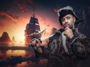 Nave da pirata in un paesaggio marino con tramonto, uomo vestito da pirata con spada, scena epica di avventura piratesca, sfondo misterioso e romantico.