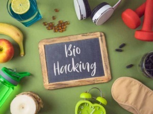 Bio Hacking: alimentazione sana e integratori naturali per migliorare benessere e performance quotidiana. Strategie di biohacking per uno stile di vita più energico e vitale.
