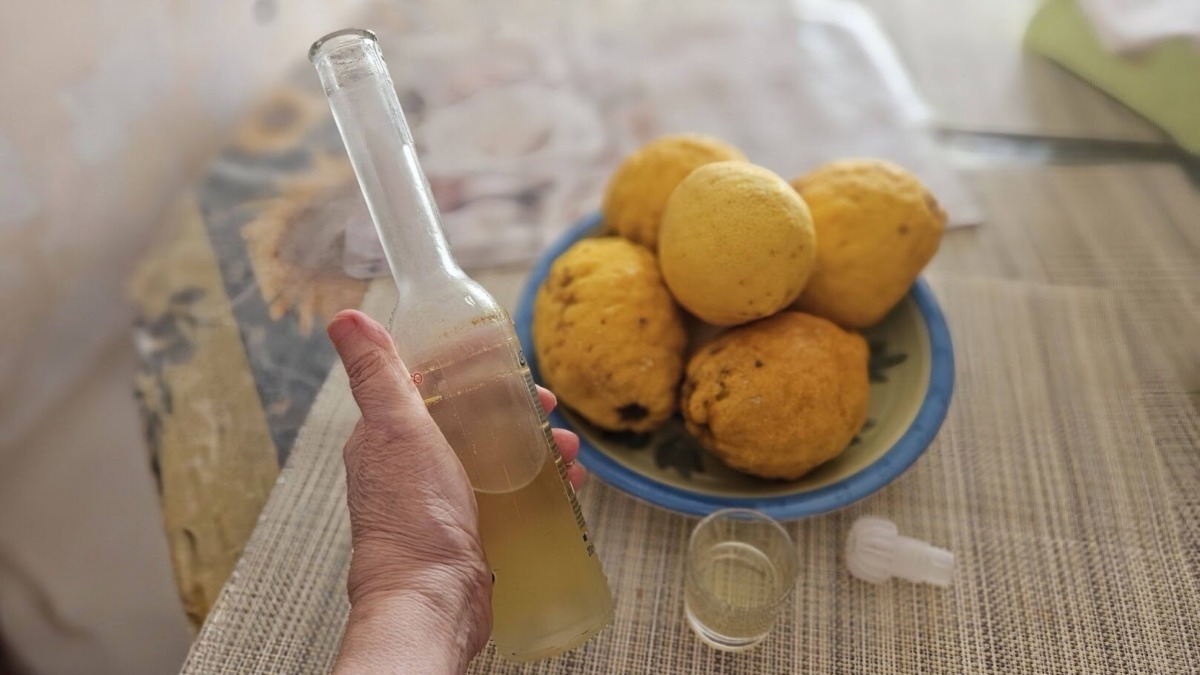 Ricetta limoncello fatto in casa con limoni freschi di Sorrento