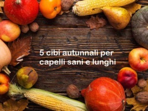 Pomodori, zucche, mele, mais, noci autunnali su tavola di legno per alimenti sani e lunghi.