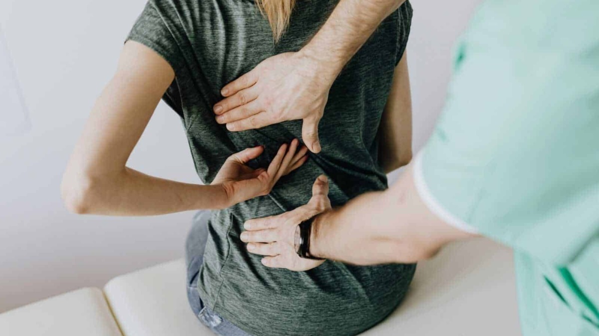Dolore al petto, emergenza medica, paziente distesa su un lettino, assistenza sanitaria, pronto soccorso, intervento medico, emergenza cardiovascolare.