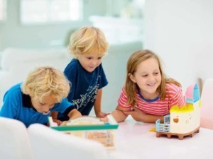 Giocare con bambini, gioco educativo, sviluppo creativo, attività per bambini, giocattoli di legno, divertimento in famiglia, attività ludiche infantili.