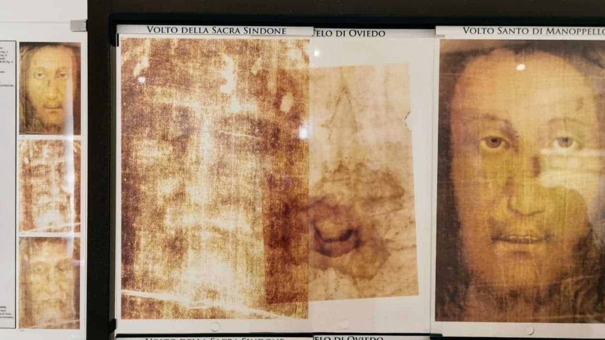 Ritratto del Volto della Sacra Sindone e del Volto Santo di Manoppello esposti su pannello informativo, illustrando l'arte religiosa e le reliquie storiche della tradizione cristiana.