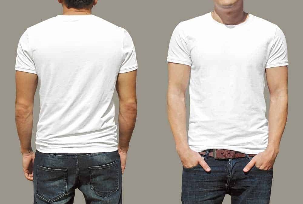 Casual uomo con maglietta bianca e jeans, vista posteriore e frontale, stile semplice e moderno, moda maschile, abbigliamento casual, outfit estivo.