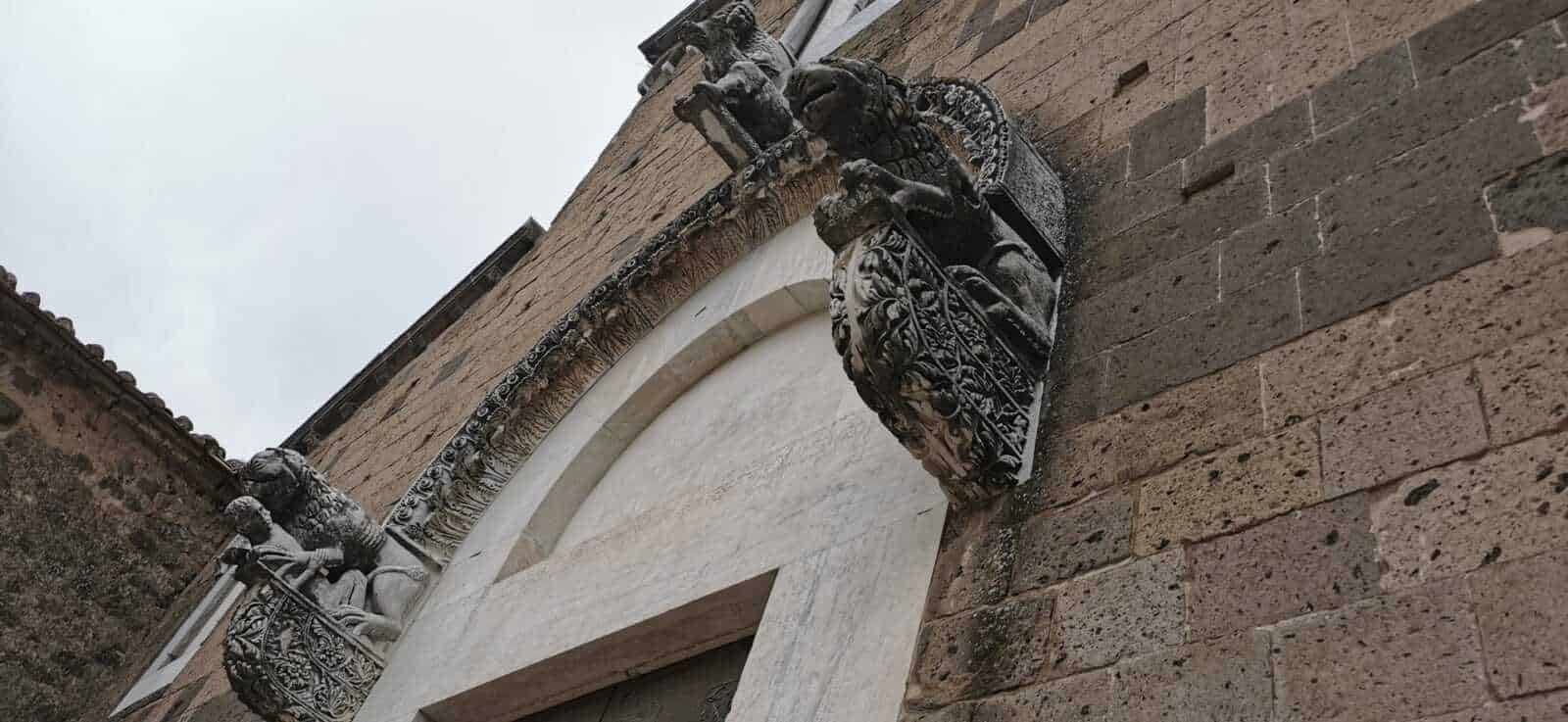 Fili di dirigibile nella città.