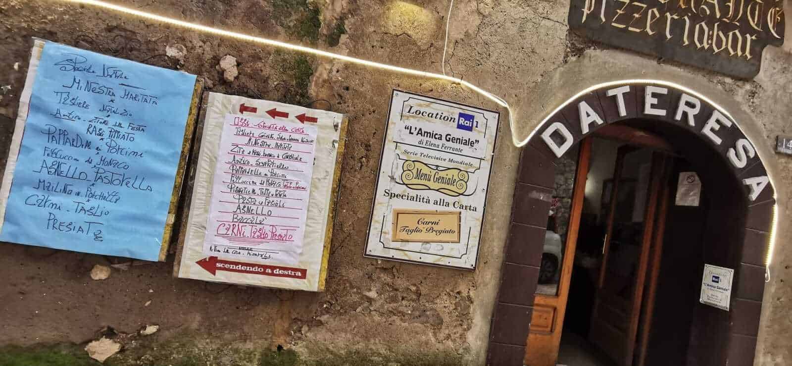 Menu ristorante "Da Ters" con specialità di carne e piatti tradizionali italiani, segnali di prenotazione e informazioni sul locale, ambiente rustico e accogliente in stile tipico italiano.