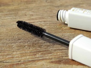 Scovolino del mascara appoggiato su un tavolo
