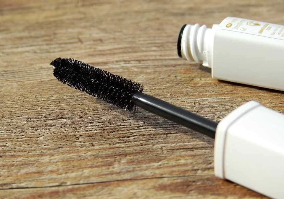 Scovolino del mascara appoggiato su un tavolo