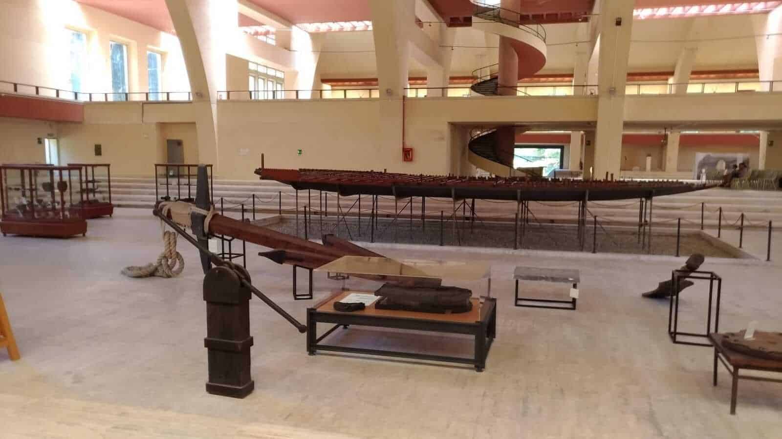 Vita marina antica esposta in museo archeologico, con modelli e reperti storici di imbarcazioni antiche e strumenti navali. Sei interessato alla storia navale e ai ritrovamenti archeologici?.