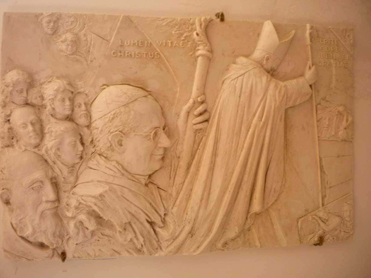 L'evento storico di Cristo, raffigurato in rilievo con figure e testi sacri, rappresenta un'importante scena di fede e cultura religiosa. L'arte scolpita si distingue per dettagli e profonde simbologie spirituali.
